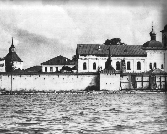 Успенский монастырь. Вид со стороны Сиверского озера. Фото 1960-х гг.