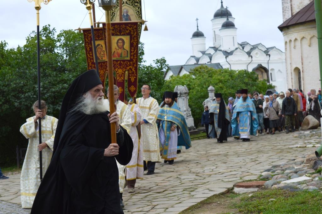Главный престольный праздник молитвенно отметили в Кирилло-Белозерском монастыре // Новая жизнь. - 9 сентября 2016 г. - № 36.