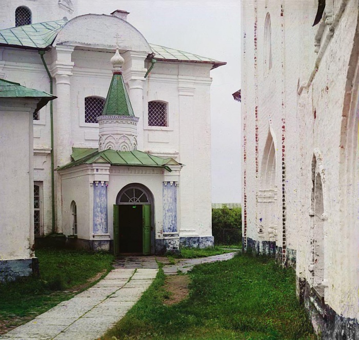 Вход в придел прп. Кирилла Белозерского.  Фото С.М. Прокудина-Горского 1909 г.