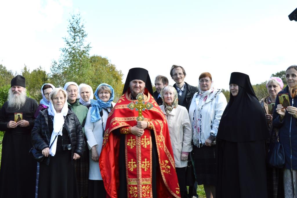 Паломники с Леушинского подворья сфотографировались на память с иг. Анастасием.jpg Паломники с Леушинского подворья сфотографировались на память с иг. Анастасием.jpg